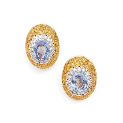 une paire de boucles d'oreilles en saphir et diamant