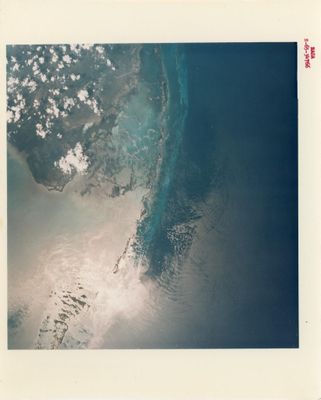 une vue aérienne d'un grand plan d'eau près d'une plage