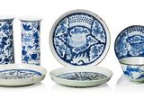 un ensemble de plats et de vases bleus et blancs