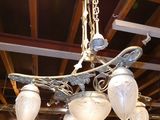un lustre suspendu au plafond d'un restaurant
