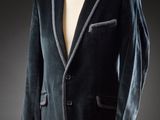 une image d'un costume sur un mannequin
