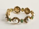 gros plan d'un bracelet sur une surface blanche