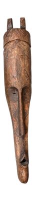 un masque en bois accroché au mur