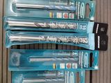 quatre brosses à dents sont posées les unes sur les autres sur une surface en bois