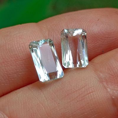 quelqu'un tient deux pierres de cristal dans la main