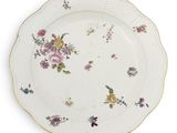 une assiette blanche avec un motif floral