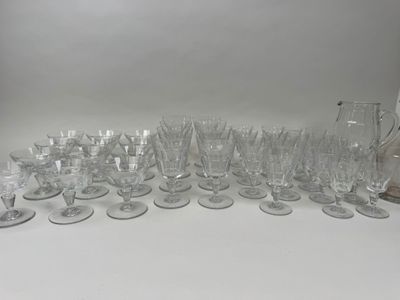 beaucoup de verres à vin et un pichet sur la table