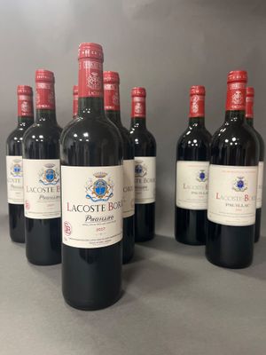 six bouteilles de vin rouge sont alignées sur une table