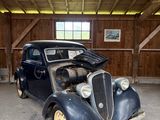 une vieille voiture garée dans un garage