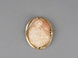 une broche en camée, en or et en coquillage, représentant une femme