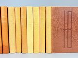 un ensemble de cinq livres superposés