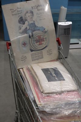 un caddie rempli de livres et de magazines dans le magasin