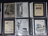 tout un tas de brochures de voitures anciennes qui sont posées sur la table