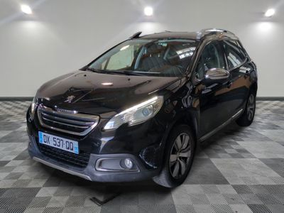 la petite voiture noire est garée dans une grande pièce