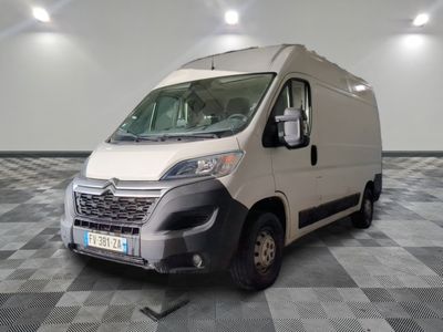 la photo d'une camionnette blanche garée dans une pièce