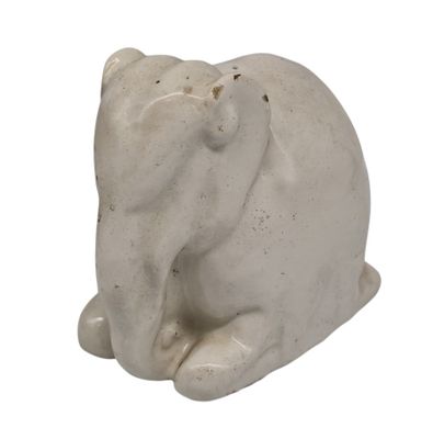 une statue d'éléphant blanc posée sur une surface blanche
