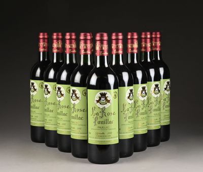 six bouteilles de vin rouge sont alignées