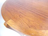 une photo d'une table en bois avec un piètement blanc