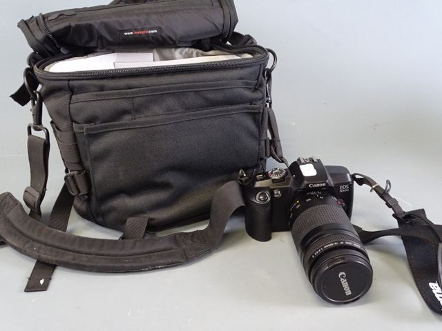 Appareil photo argentique. Boitier CANON EOS 5000 avec objectif C...