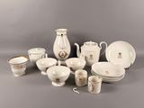 un ensemble de plats, tasses et soucoupes en porcelaine blanche et dorée