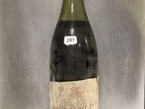une bouteille de vin posée sur une table