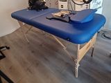 une table de massage bleue recouverte d'une housse bleue, dans une pièce
