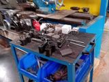 un établi avec des outils dans un garage