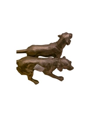 deux statues en bronze représentant deux chiens sur fond blanc