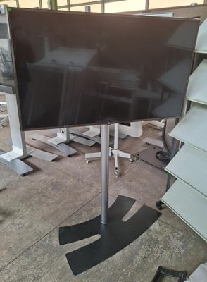 un téléviseur à écran plat posé sur un support dans une pièce