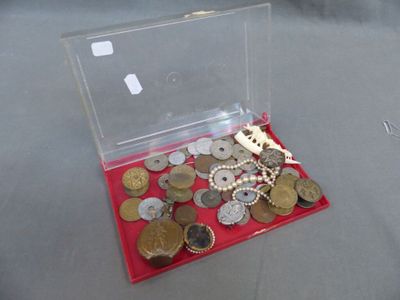 une vitrine contenant de nombreuses pièces de monnaie