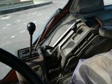 le siège conducteur d'une voiture équipée d'un volant