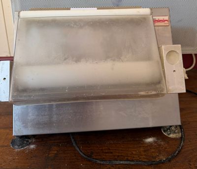 une machine argentée posée sur une table en bois