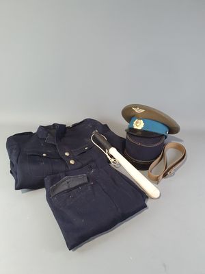 un uniforme et un chapeau posés sur une table blanche