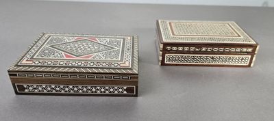 deux petites boîtes posées l'une à côté de l'autre sur une table
