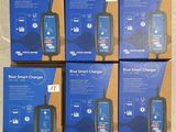 quatre boîtiers de recharge « Smart » bleus sont empilés les uns sur les autres