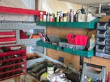 un garage rempli d'outils, avec des outils rangés sur les étagères