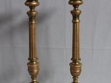 paire de chandeliers anciens en laiton sur fond gris