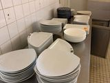 beaucoup d'assiettes sur le plan de travail de la cuisine