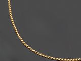 un collier en or à maillons gourmette