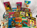 de nombreux livres pour enfants posés sur une chaise blanche