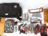 de nombreux outils qui sont posés sur une table