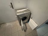 une machine à laver et un sèche-linge dans un coin de la salle de bains