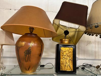 une étagère en verre sur laquelle sont posés une lampe et un abat-jour