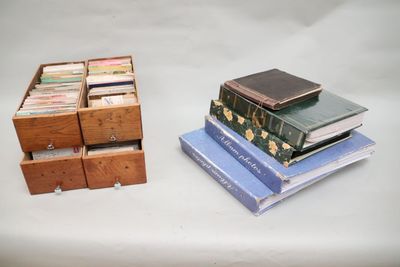 Lot de cartes postales contenues dans 4 tiroirs en bois et d…