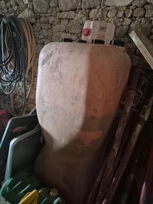 une photo d'un grand réservoir d'eau dans un garage