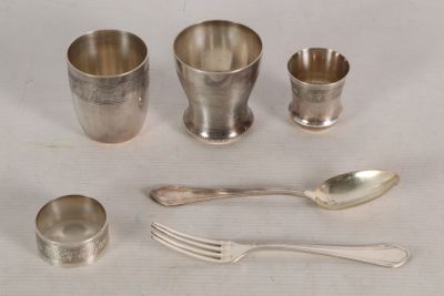 des couverts et des cuillères sur une nappe blanche