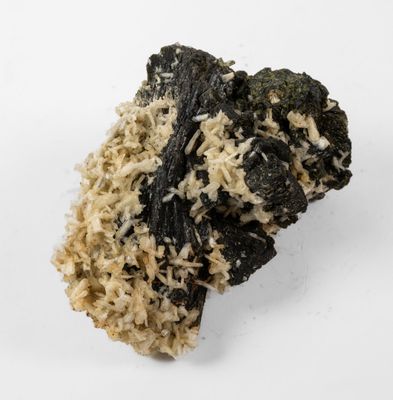 un gros plan sur un morceau de roche noir et blanc posé sur une surface blanche