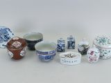beaucoup de petits bols et de petites tasses posés sur une table