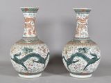 paire de vases chinois ornés de motifs de dragons sur fond gris