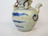 un vase bleu et blanc avec une anse